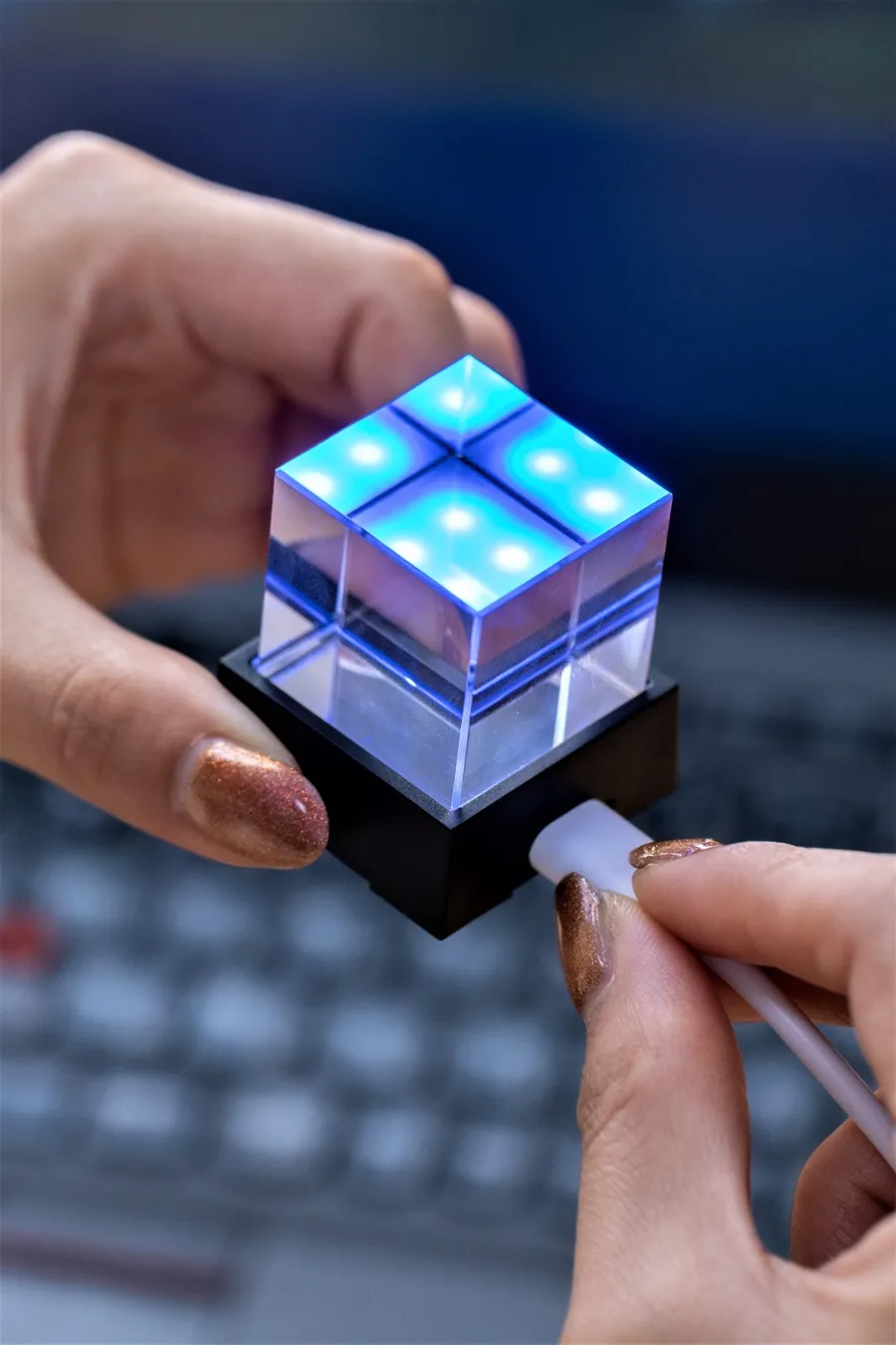 USBケーブルをつないで青緑に光るCO x CO Cube